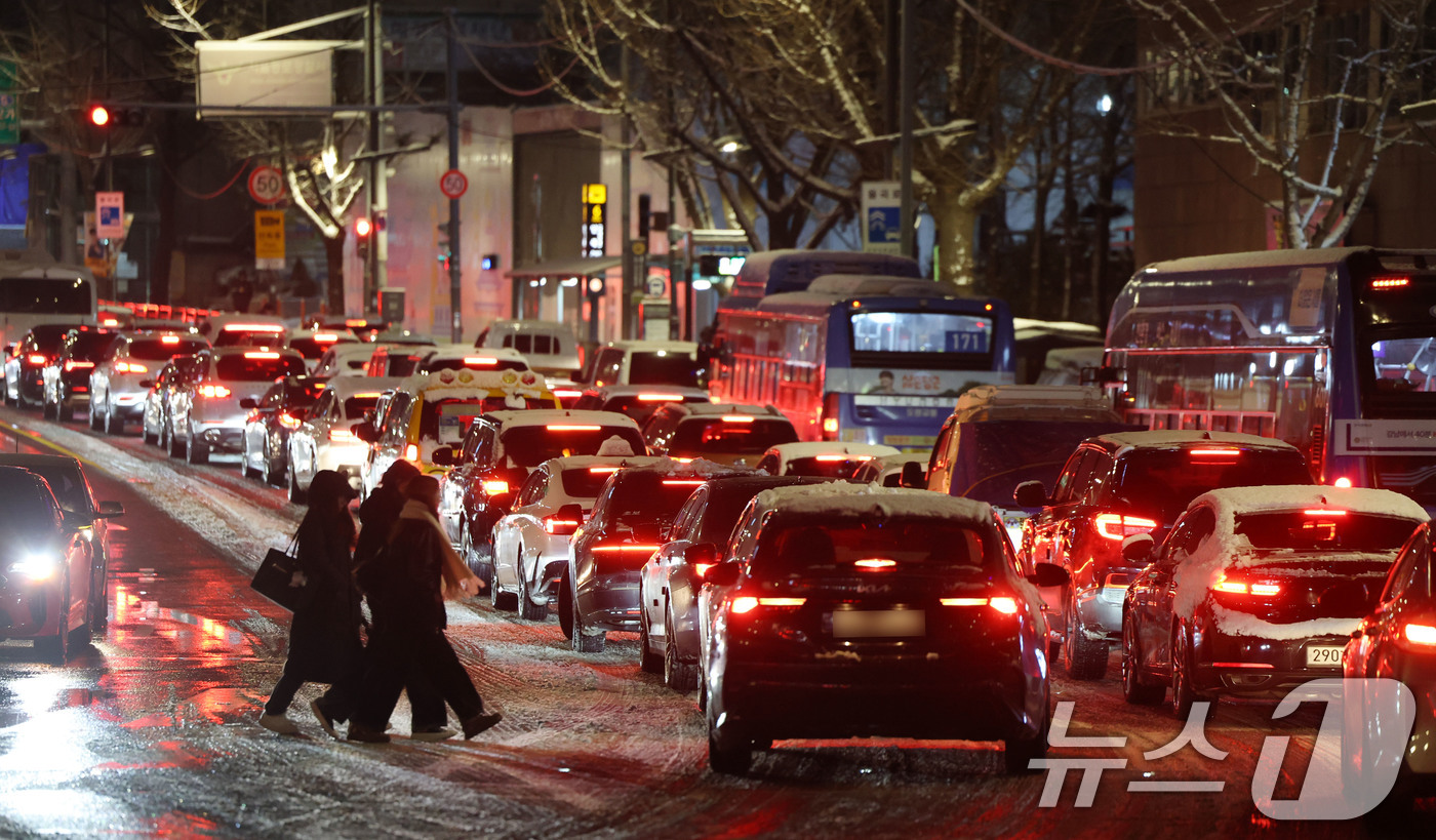 (서울=뉴스1) 이광호 기자 = 폭설이 내린 4일 오후 서울 종로구 안국동 도로의 차량들이 눈길에 큰 정체를 빚고 있다. 2025.12.4/뉴스1