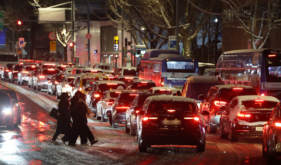 이 정도 첫눈에 '도로 마비'…제설 대책 어디로 갔나?(종합)
