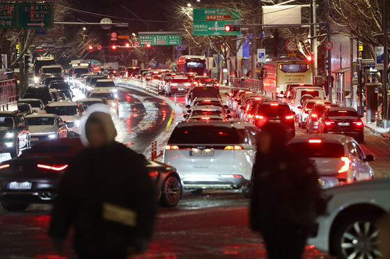 與, 폭설에 오세훈 때리기…"눈 안치우면 한강버스 인기 오르나"