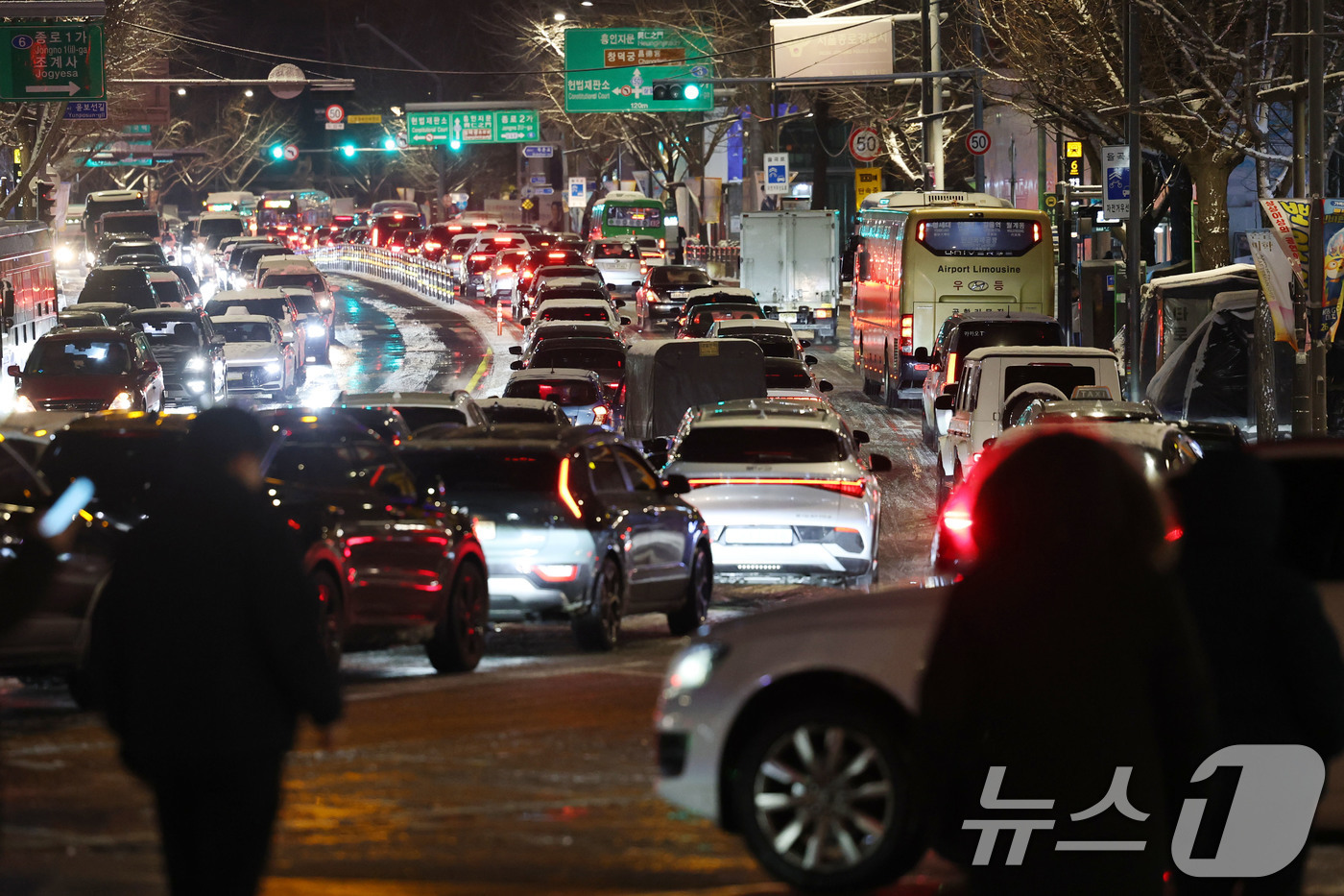 (서울=뉴스1) 이광호 기자 = 폭설이 내린 4일 오후 서울 종로구 안국동 도로의 차량들이 눈길에 큰 정체를 빚고 있다. 2025.12.4/뉴스1