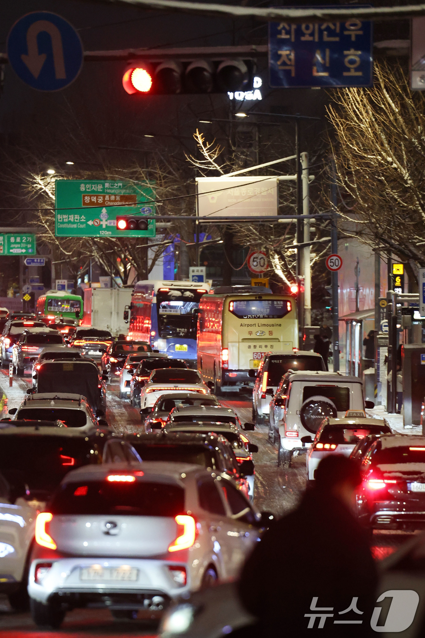 (서울=뉴스1) 이광호 기자 = 폭설이 내린 4일 오후 서울 종로구 안국동 도로의 차량들이 눈길에 큰 정체를 빚고 있다. 2025.12.4/뉴스1