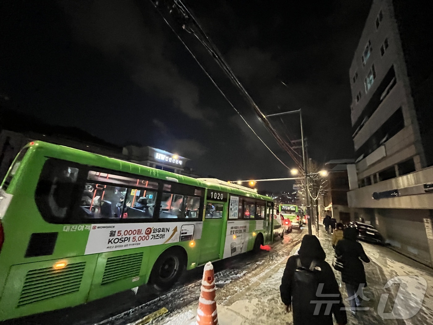 (서울=뉴스1) 황기선 기자 = 폭설이 내린 4일 오후 서울 종로구 자하문로에서 차량들이 큰 정체를 빚자 시민들이 버스에서 내려 걸어가고 있다.2025.12.4/뉴스1