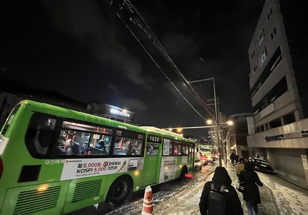 첫눈 폭설에 꽉 막힌도로, 버스 내려 귀가하는 시민들
