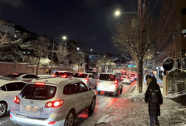 '요란한 첫눈' 도로교통은 마비