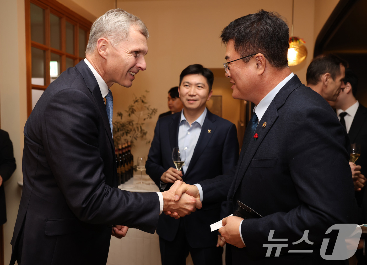 (서울=뉴스1) = 김대현 문화체육관광부 제2차관이 4일 세계도핑방지기구(WADA) 총회가 열리고 있는 부산의 한 식당에서 국제올림픽위원회(IOC) 위원 만찬 행사를 열고 참석자들 …