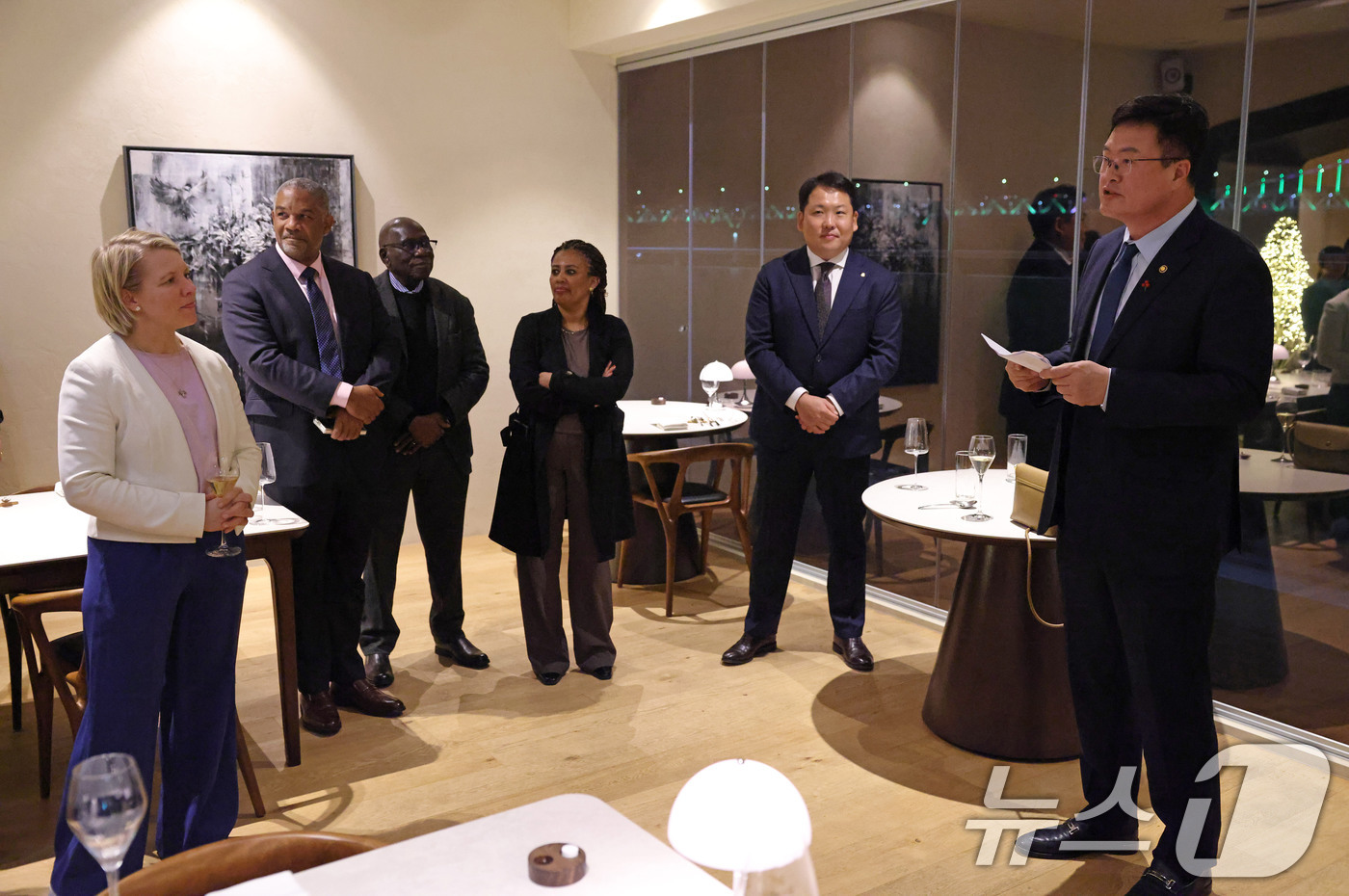 (서울=뉴스1) = 김대현 문화체육관광부 제2차관이 4일 세계도핑방지기구(WADA) 총회가 열리고 있는 부산의 한 식당에서 국제올림픽위원회(IOC) 위원 만찬 행사를 열고 환영사를 …