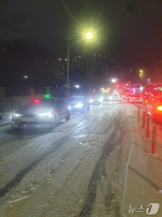 본문 이미지 - 강원 춘천 후평동 눈길 차량 미끄러짐 사고 현장.(강원도소방본부 제공, 재판매 및 DB금지)