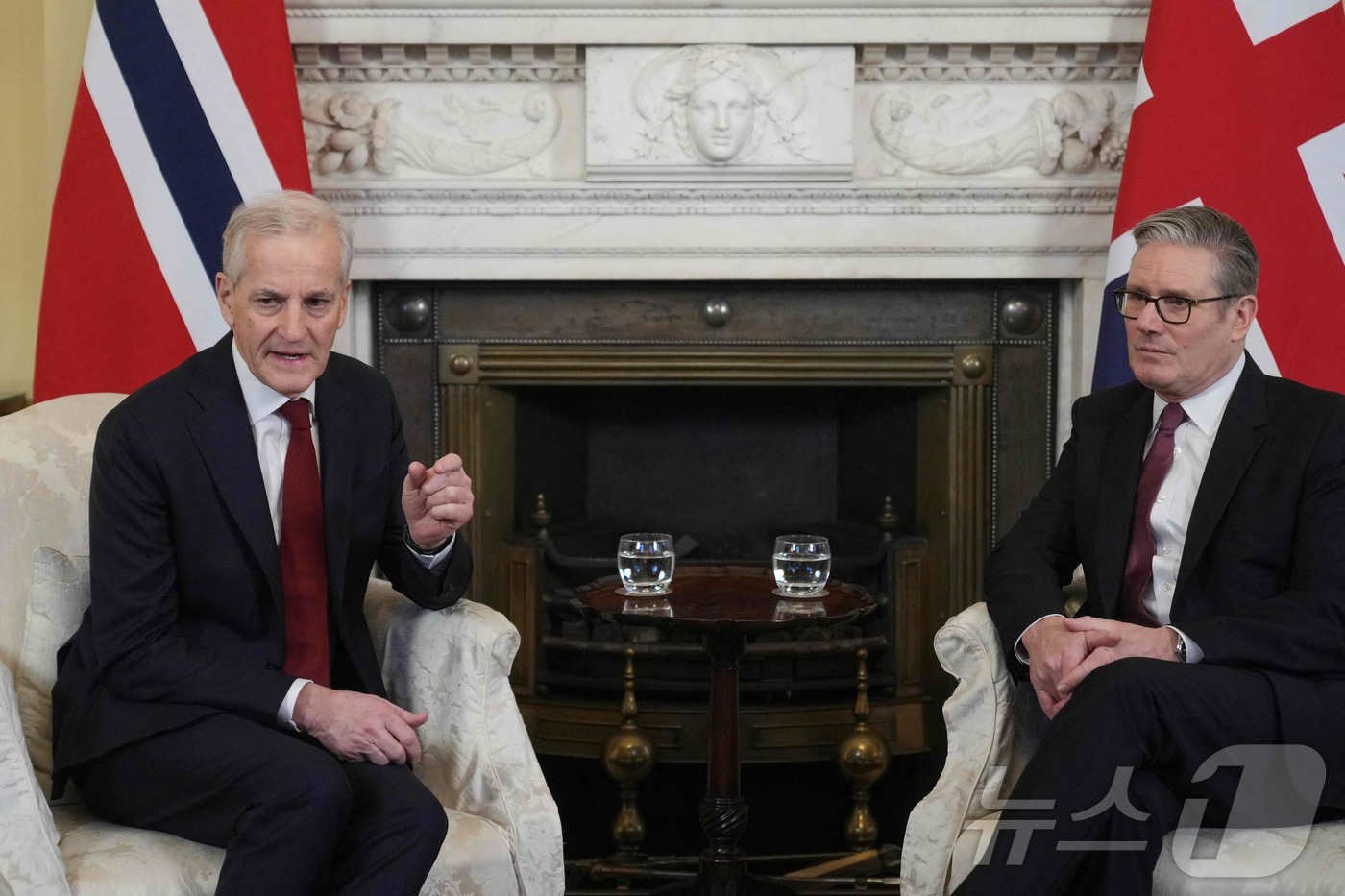 (런던 AFP=뉴스1) 김경민 기자 = 요나스 가르 스퇴레 노르웨이 총리(왼쪽)가 4일(현지시간) 영국 런던에서 키어 스타머 영국 총리와 만나고 있다. 2025.12.4ⓒ AFP= …