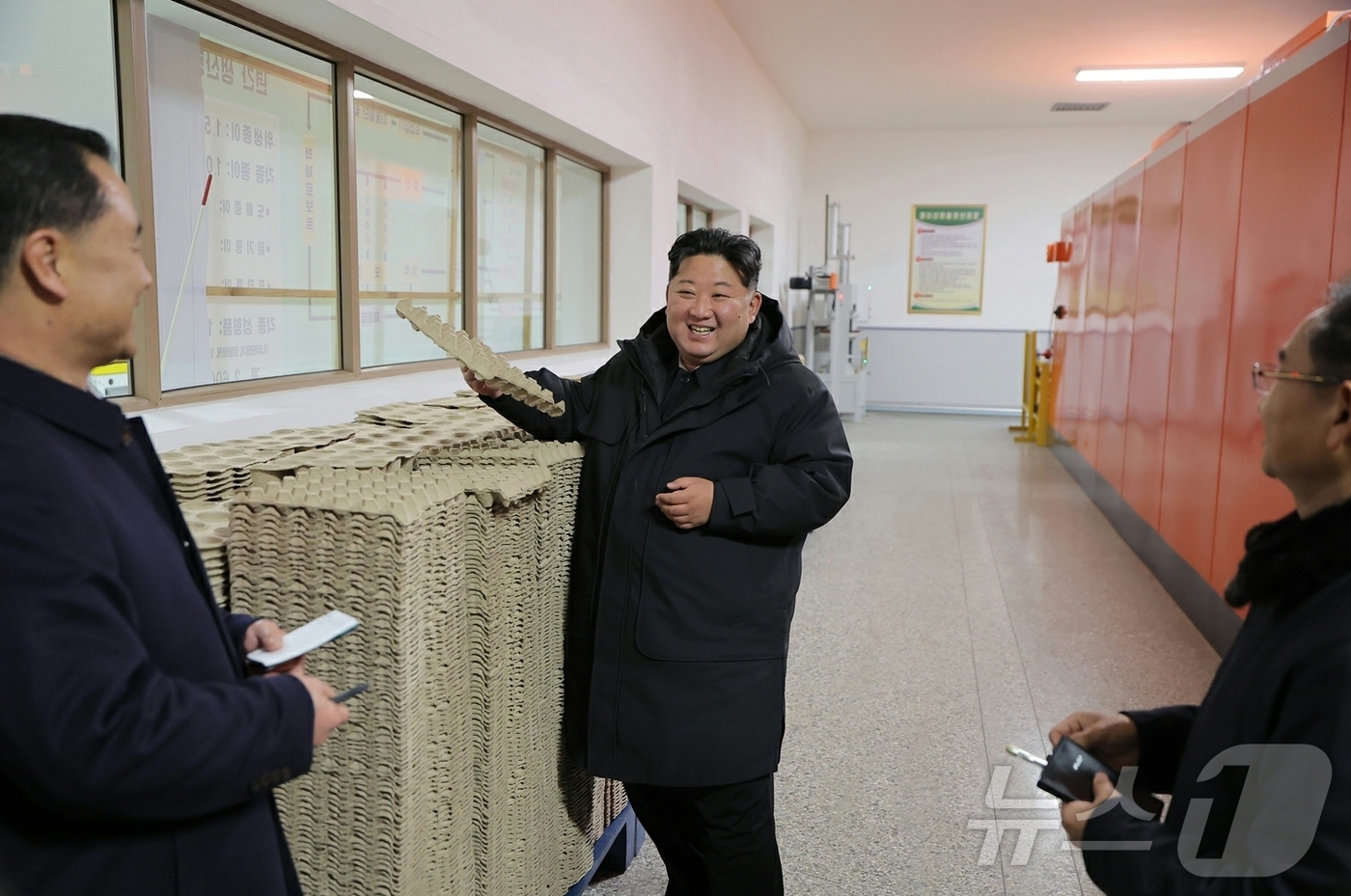 (평양 노동신문=뉴스1) = 북한 노동당 기관지 노동신문은 5일 "조선노동당 총비서이시며 조선민주주의인민공화국 국무위원장이신 경애하는 김정은동지께서 12월 3일 준공을 앞둔 여러 …