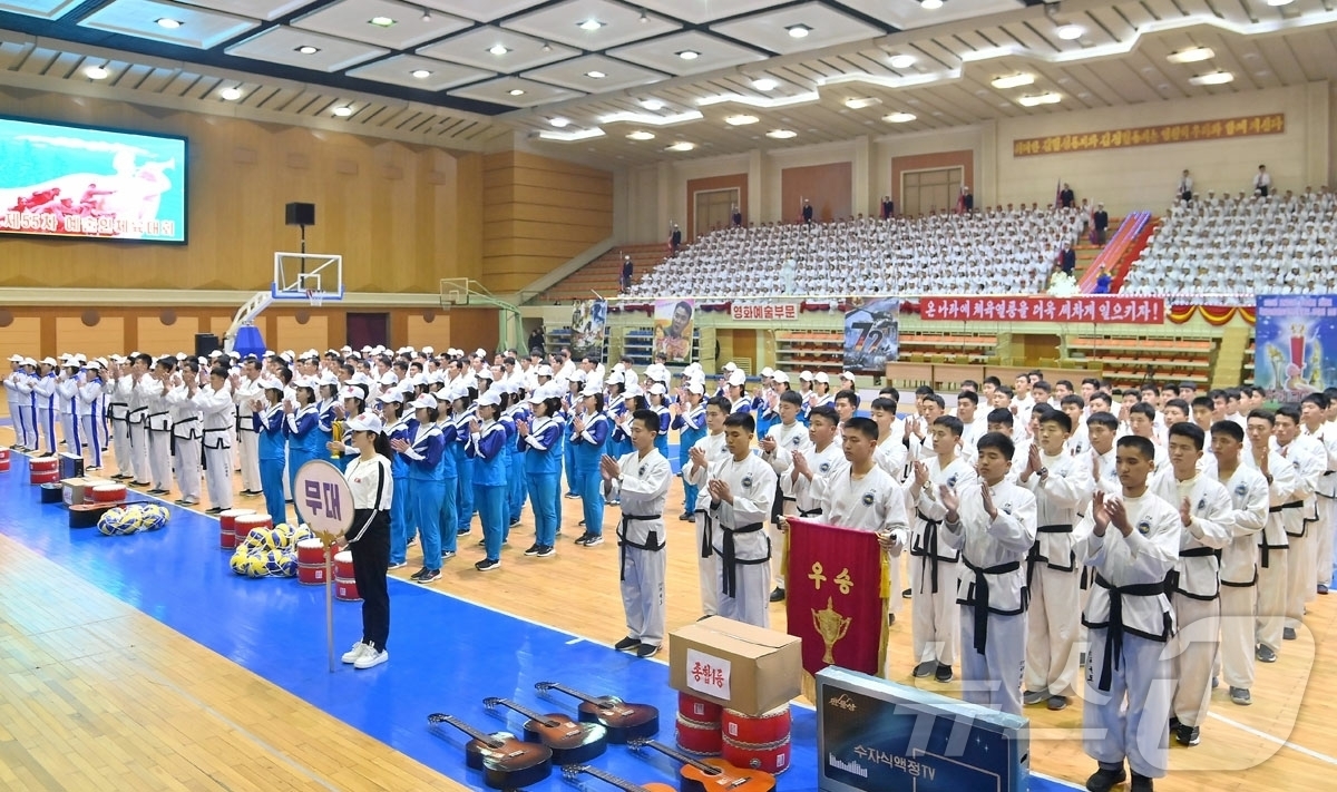 (평양 노동신문=뉴스1) = 북한 노동당 기관지 노동신문은 5일 "제55차 예술인체육대회가 3일과 4일 청춘거리 롱구경기관에서 진행되였다"며 "영화예술부문과 무대예술부문으로 나뉘여 …