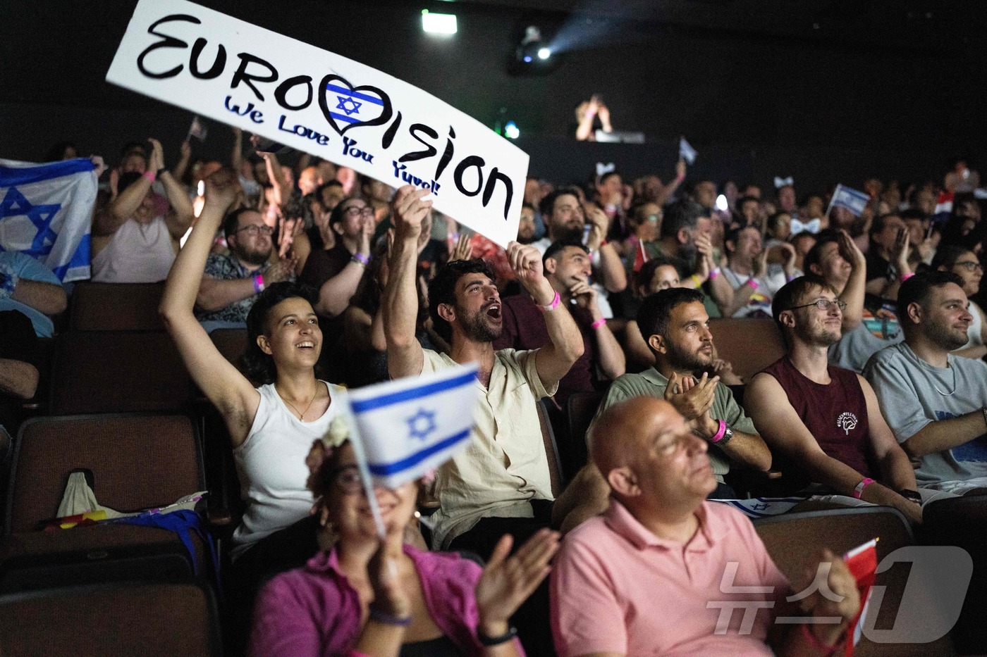 (텔아비브 AFP=뉴스1) 윤다정 기자 = 5월 17일(현지시간) 이스라엘 텔아비브의 한 커뮤니티 센터에서 '2025 유로비전 송 콘테스트' 결승전이 생중계되고 있다. 2025.0 …