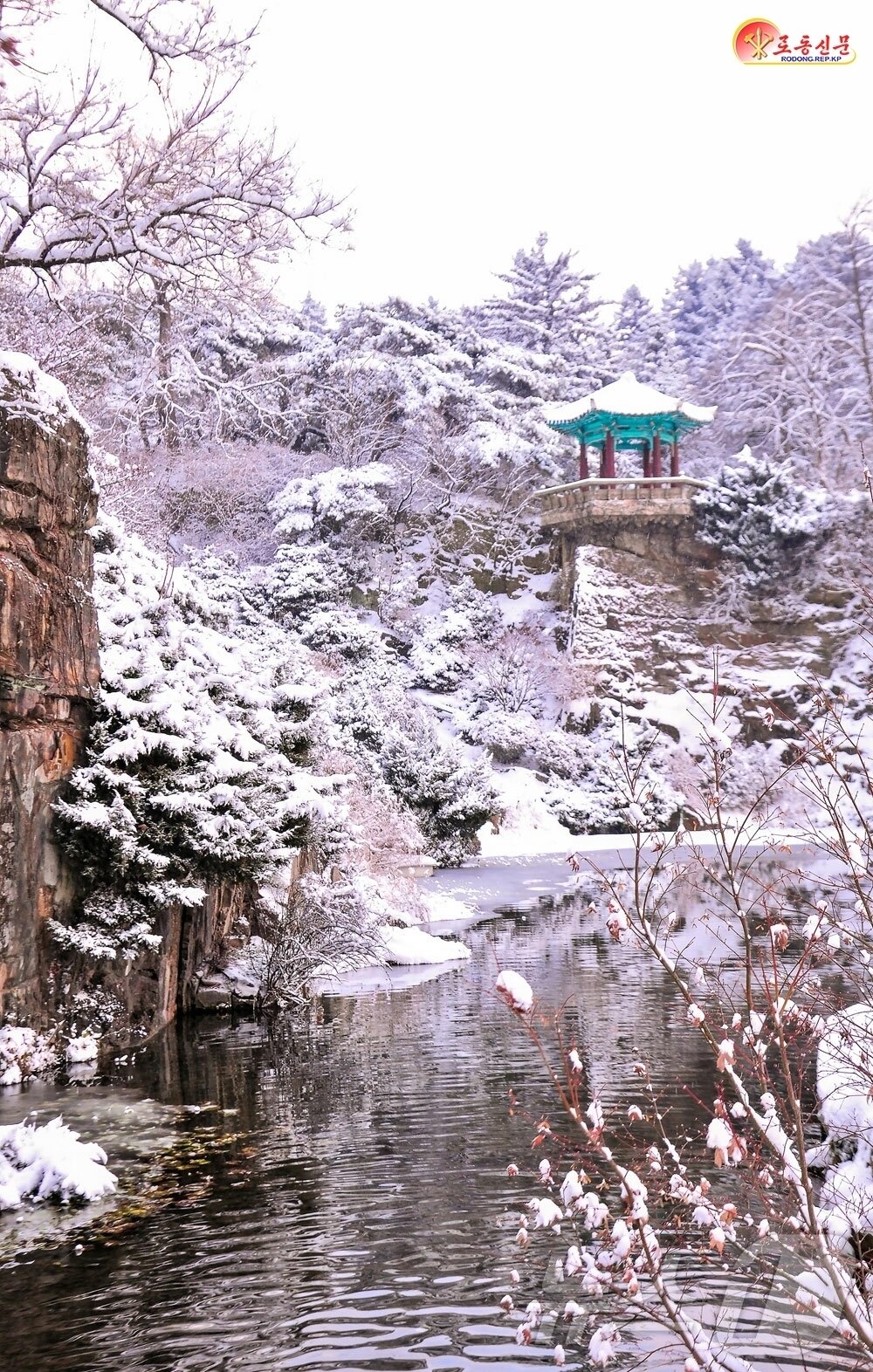 본문 이미지 - &#40;평양 노동신문=뉴스1&#41; = 북한 노동당 기관지 노동신문은 5일 수도 평양에 첫눈이 내렸다는 소식을 전했다. [국내에서만 사용가능. 재배포 금지. DB 금지. For Use Only in the Republic of Korea. Redistribution Prohibited] rodongphoto@news1.kr