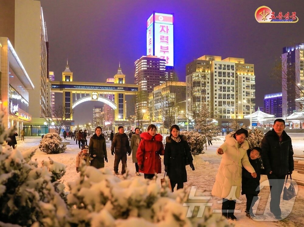 본문 이미지 - &#40;평양 노동신문=뉴스1&#41; = 북한 노동당 기관지 노동신문은 5일 수도 평양에 첫눈이 내렸다는 소식을 전했다. [국내에서만 사용가능. 재배포 금지. DB 금지. For Use Only in the Republic of Korea. Redistribution Prohibited] rodongphoto@news1.kr