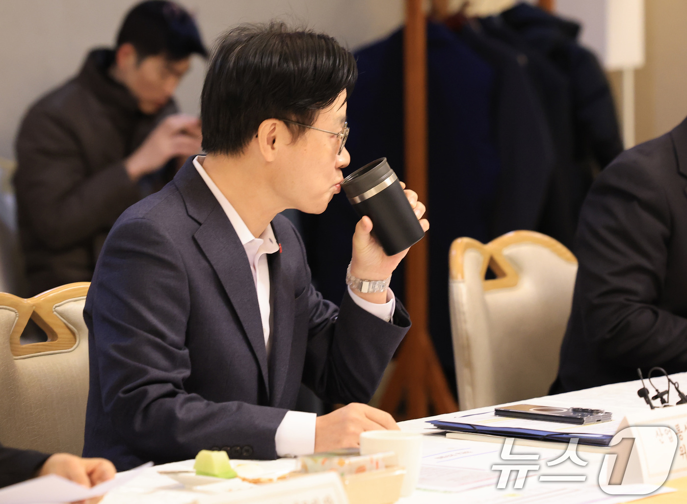 (서울=뉴스1) 임세영 기자 = 김정관 산업통상부 장관이 5일 오전 서울 종로구 정부서울청사에서 열린 제1차 자원안보협의회에서 물을 마시고 있다. 2025.12.5/뉴스1