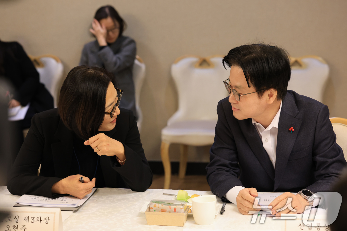 (서울=뉴스1) 임세영 기자 = 김정관 산업통상부 장관이 5일 오전 서울 종로구 정부서울청사에서 열린 제1차 자원안보협의회에서 오현주 국가안보실 제3차장과 대화를 나누고 있다. 2 …