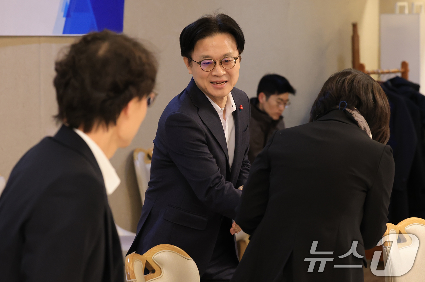 (서울=뉴스1) 임세영 기자 = 김정관 산업통상부 장관이 5일 오전 서울 종로구 정부서울청사에서 열린 제1차 자원안보협의회에서 참석자들과 인사를 나누고 있다. 2025.12.5/뉴 …