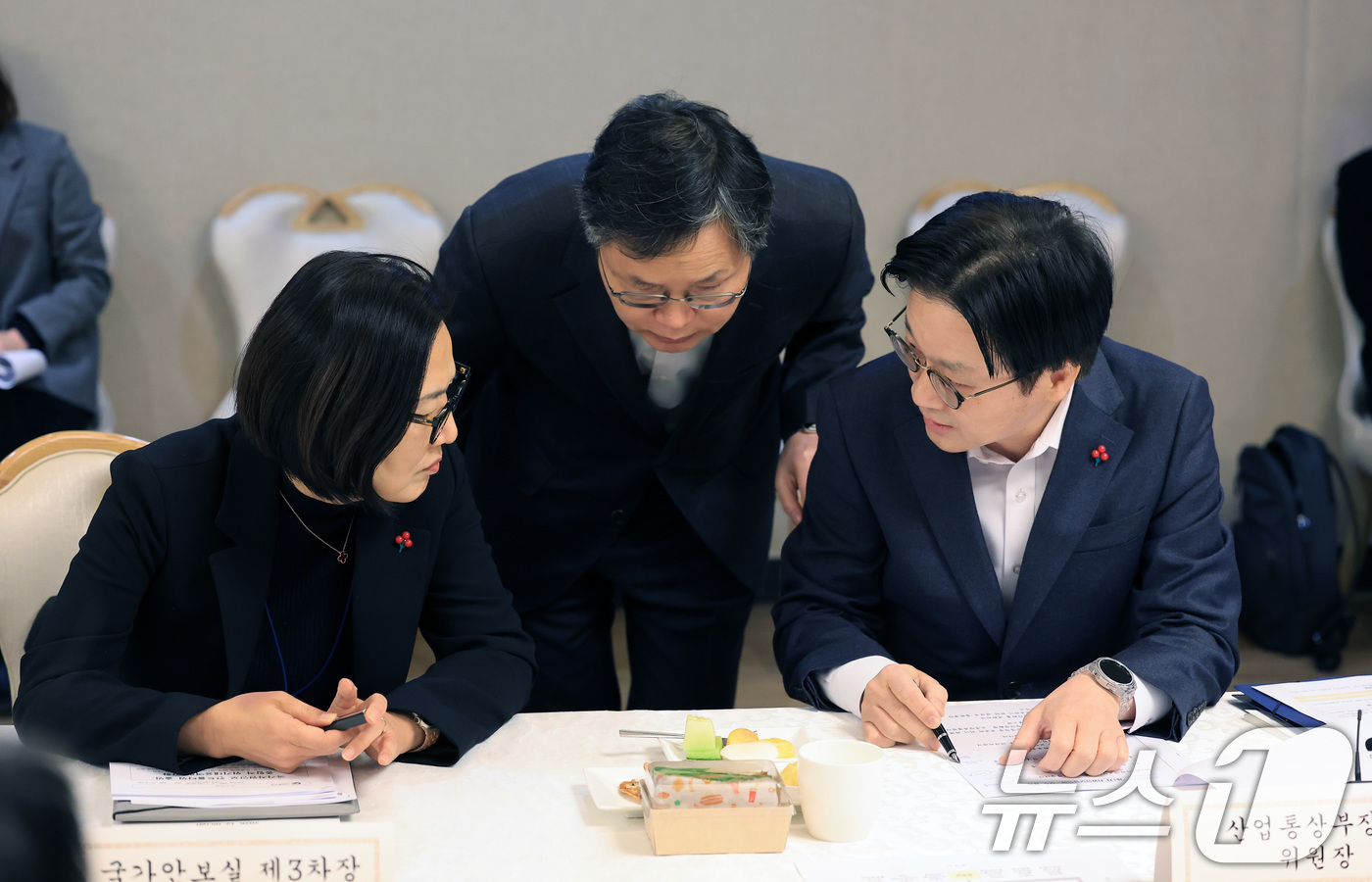 (서울=뉴스1) 임세영 기자 = 김정관 산업통상부 장관이 5일 오전 서울 종로구 정부서울청사에서 열린 제1차 자원안보협의회에서 오현주 국가안보실 제3차장과 대화를 나누고 있다. 2 …