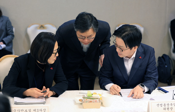 대화 나누는 김정관 장관·오현주 제3차장