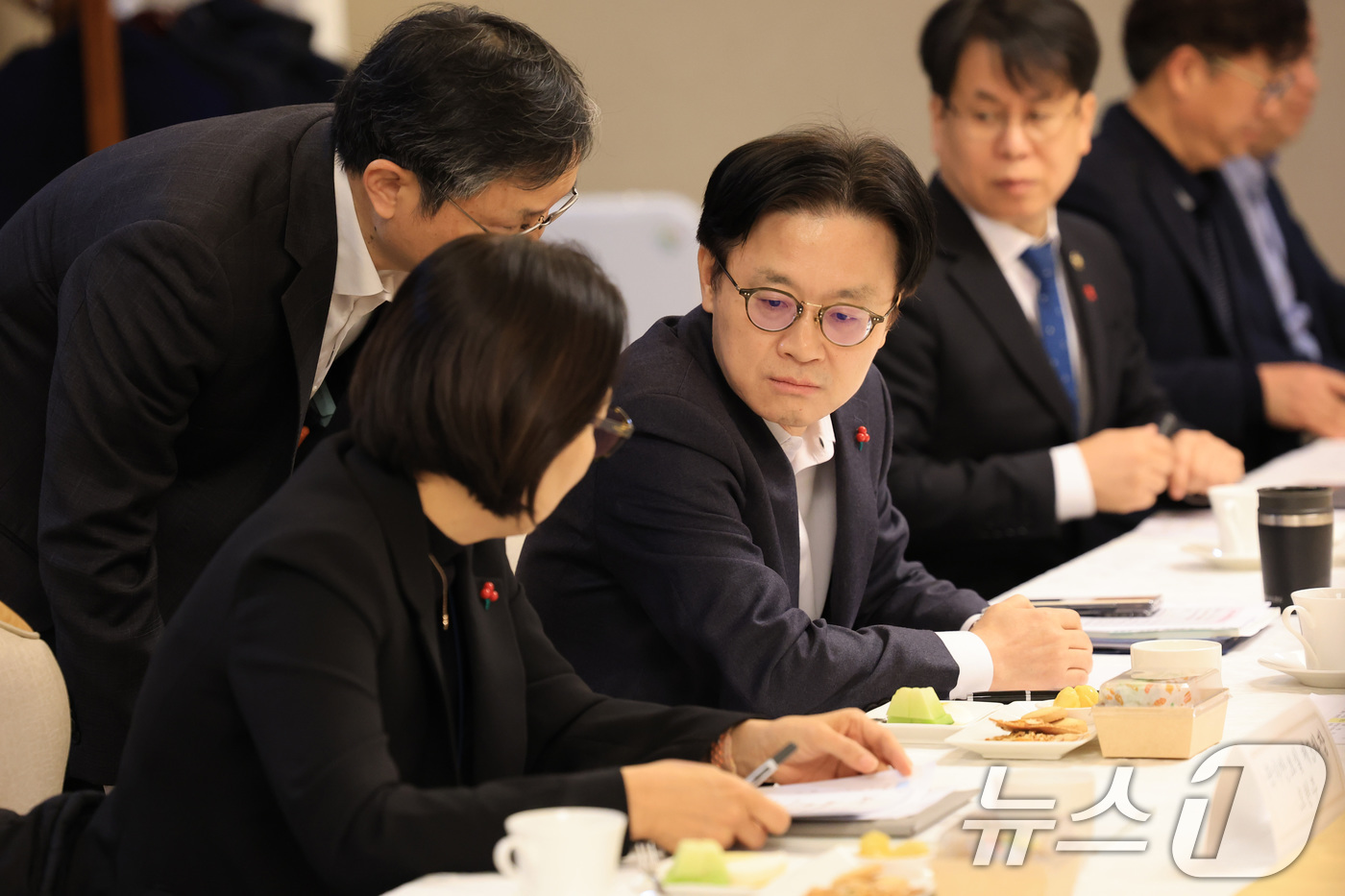 (서울=뉴스1) 임세영 기자 = 김정관 산업통상부 장관이 5일 오전 서울 종로구 정부서울청사에서 열린 제1차 자원안보협의회에서 오현주 국가안보실 제3차장과 대화를 나누고 있다. 2 …