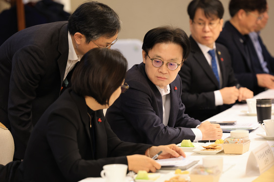 대화 나누는 김정관 장관