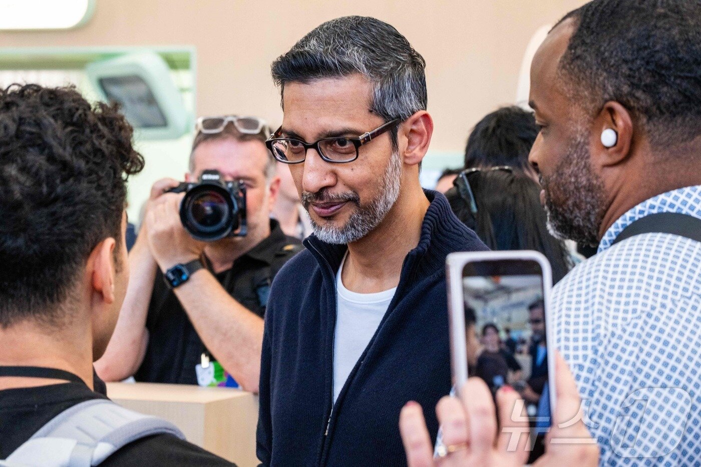 본문 이미지 - 순다르 피차이 구글 CEO. US-INTERNET-SOFTWARE-COMPUTERS-AI-GOOGLE ⓒ AFP=뉴스1