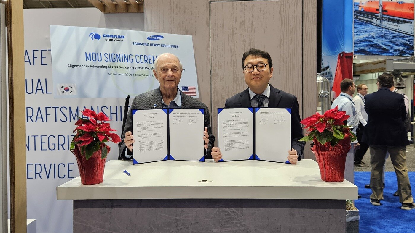 본문 이미지 - 강주년 삼성중공업 팀장&#40;오른쪽&#41;과 조니 콘래드&#40;Johnny Conrad&#41; 콘래드조선소 의장이 세계 워크보트쇼가 열린 미국 뉴올리언즈에서 양해각서 기념 촬영을 하고 있다. &#40;삼성중공업 제공&#41;