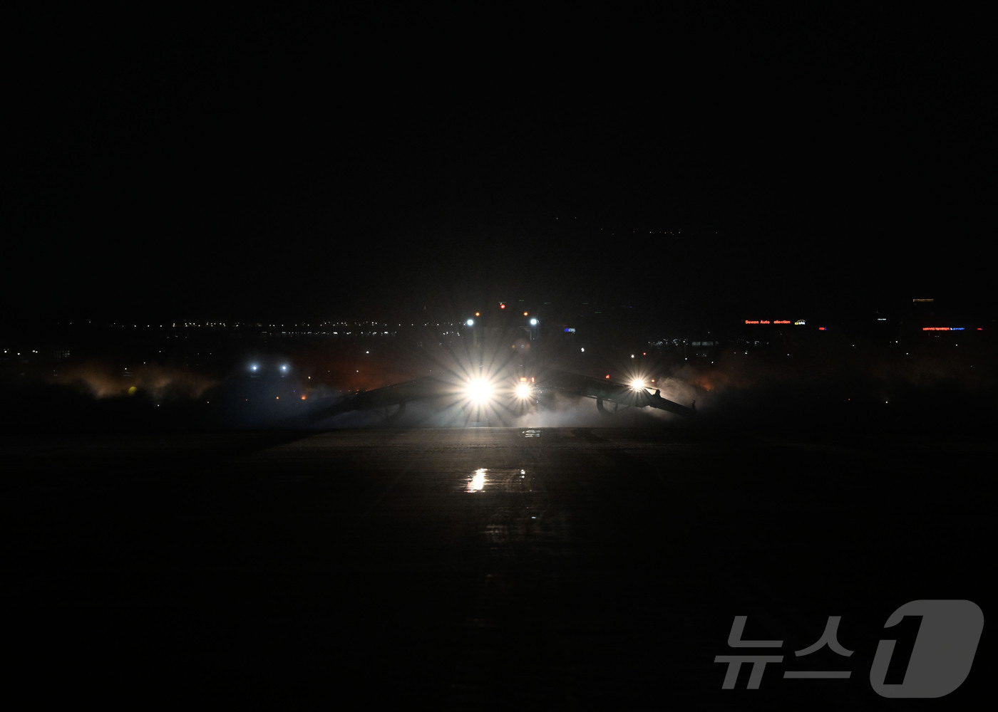 (서울=뉴스1) = 전국 곳곳에 이번 겨울 첫눈이 내린 4일 공군 수원기지에서 퇴역한 전투기 엔진을 활용해 제작된 특수제설차량 SE-88이 활주로 제설작전을 실시하고 있다. (공군 …