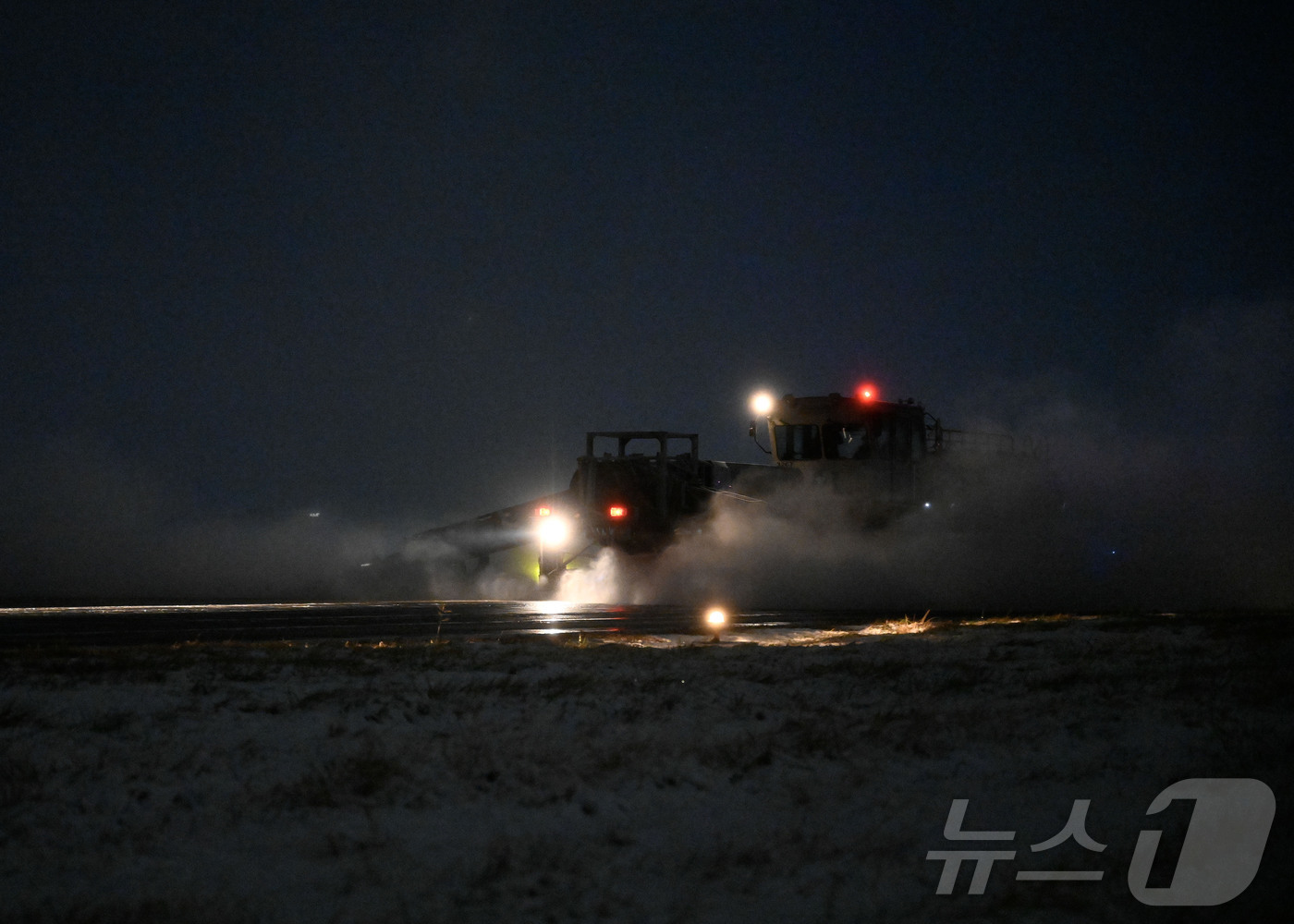 (서울=뉴스1) = 전국 곳곳에 이번 겨울 첫눈이 내린 4일 공군 수원기지에서 퇴역한 전투기 엔진을 활용해 제작된 특수제설차량 SE-88이 활주로 제설작전을 실시하고 있다. (공군 …