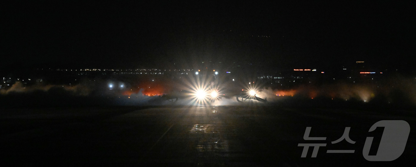 (서울=뉴스1) = 전국 곳곳에 이번 겨울 첫눈이 내린 4일 공군 수원기지에서 퇴역한 전투기 엔진을 활용해 제작된 특수제설차량 SE-88이 활주로 제설작전을 실시하고 있다. (공군 …