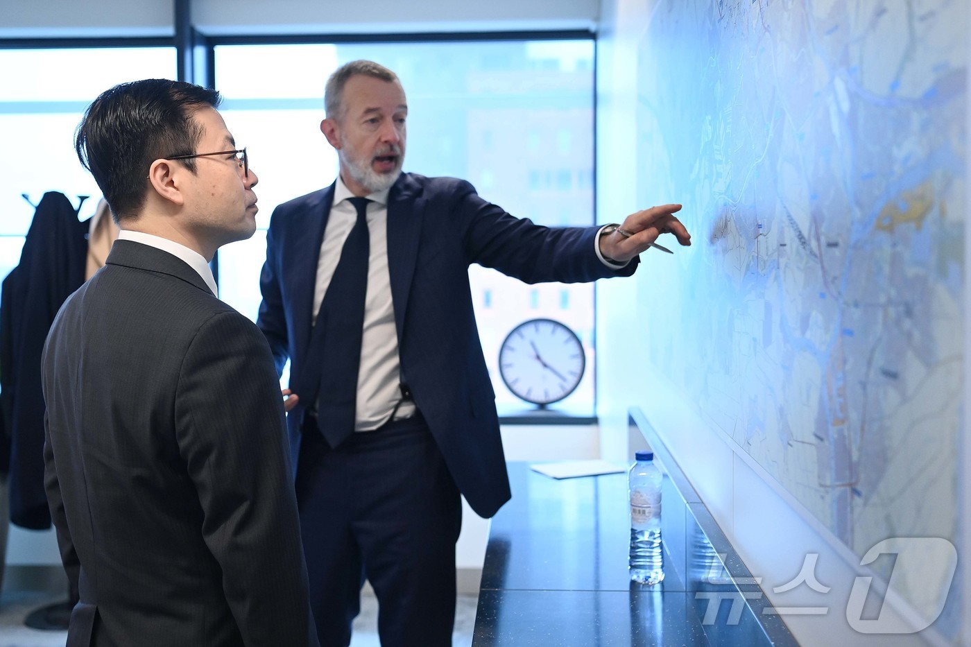 (서울=뉴스1) = 여한구 산업통상자원부 통상교섭본부장이 3일 오전(현지시간) 네덜란드 로테르담 항과 공동물류센터를 방문해 관계자로부터 운영현황을 청취하고 있다. (산업통상자원부 …