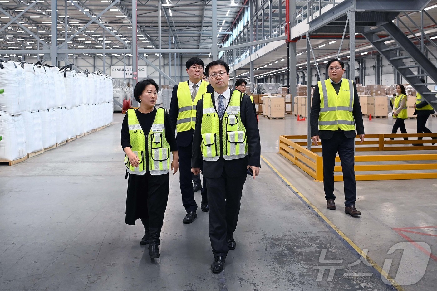 (서울=뉴스1) = 여한구 산업통상자원부 통상교섭본부장이 3일 오전(현지시간) 네덜란드 로테르담 항과 공동물류센터를 방문해 관계자로부터 운영현황을 청취하고 있다. (산업통상자원부 …