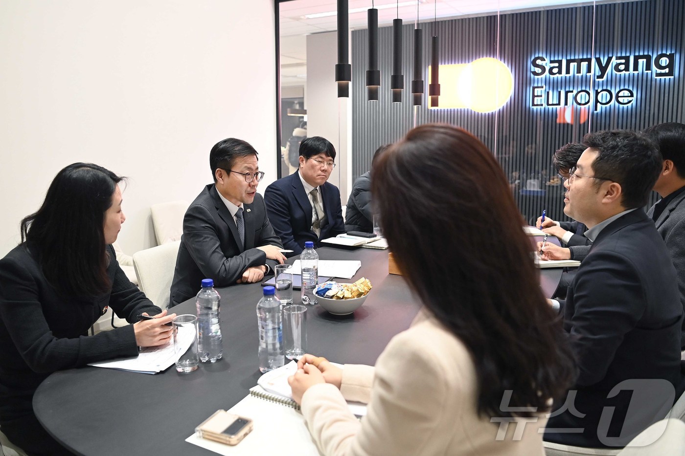 (서울=뉴스1) = 여한구 산업통상자원부 통상교섭본부장은 3일 오후(현지시간) 네덜란드 헤이그에 진출한 삼양식품을 방문해 관계자와 면담을 하고 있다. (산업통상자원부 제공. 재판매 …