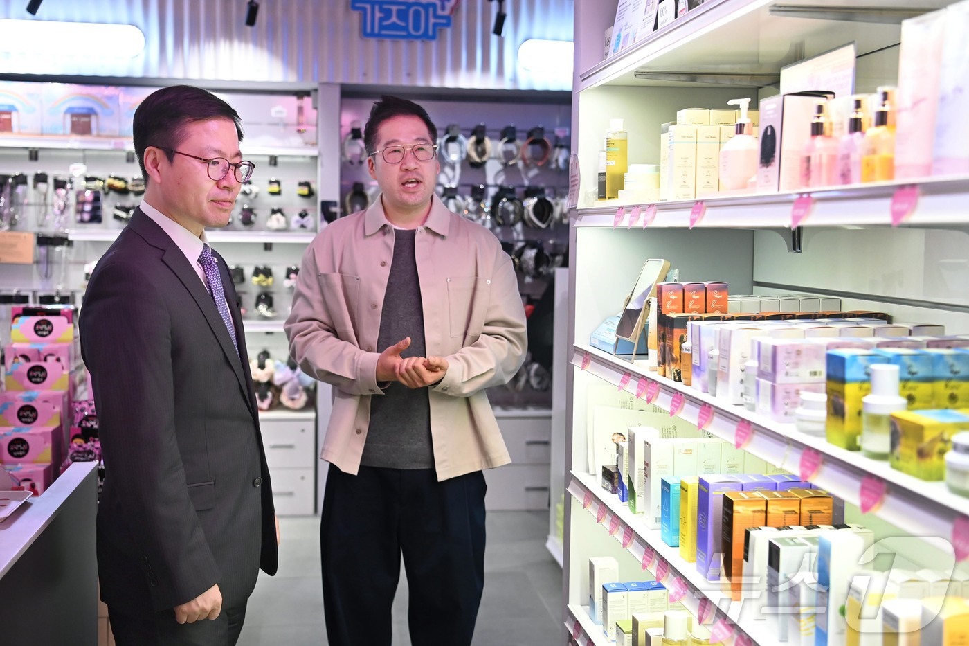 (서울=뉴스1) = 여한구 산업통상자원부 통상교섭본부장이 3일 오후(현지시간) 네덜란드 헤이그 K-스테이션을 방문해 알엔지 관계자와 함께 매장을 둘러보고 있다. (산업통상자원부 제 …