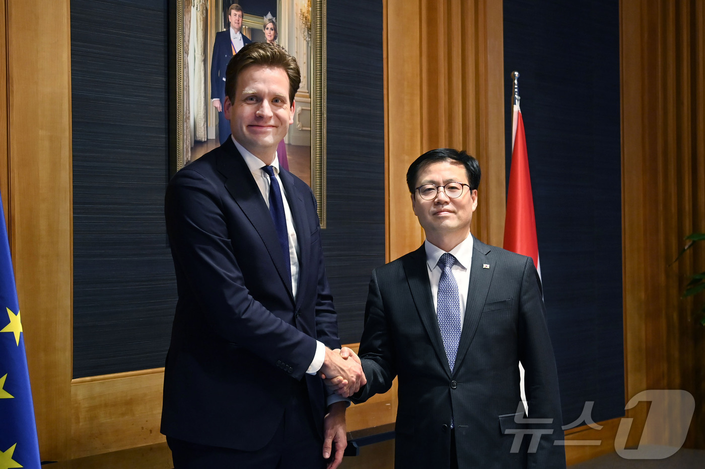 (서울=뉴스1) = 여한구 산업통상자원부 통상교섭본부장이 3일(현지시간) 네덜란드 덴하그에서 빈센트 피터 헤르트 카레만스 네덜란드 경제부 장관을 면담하고 기념 촬영하고 있다. (산 …