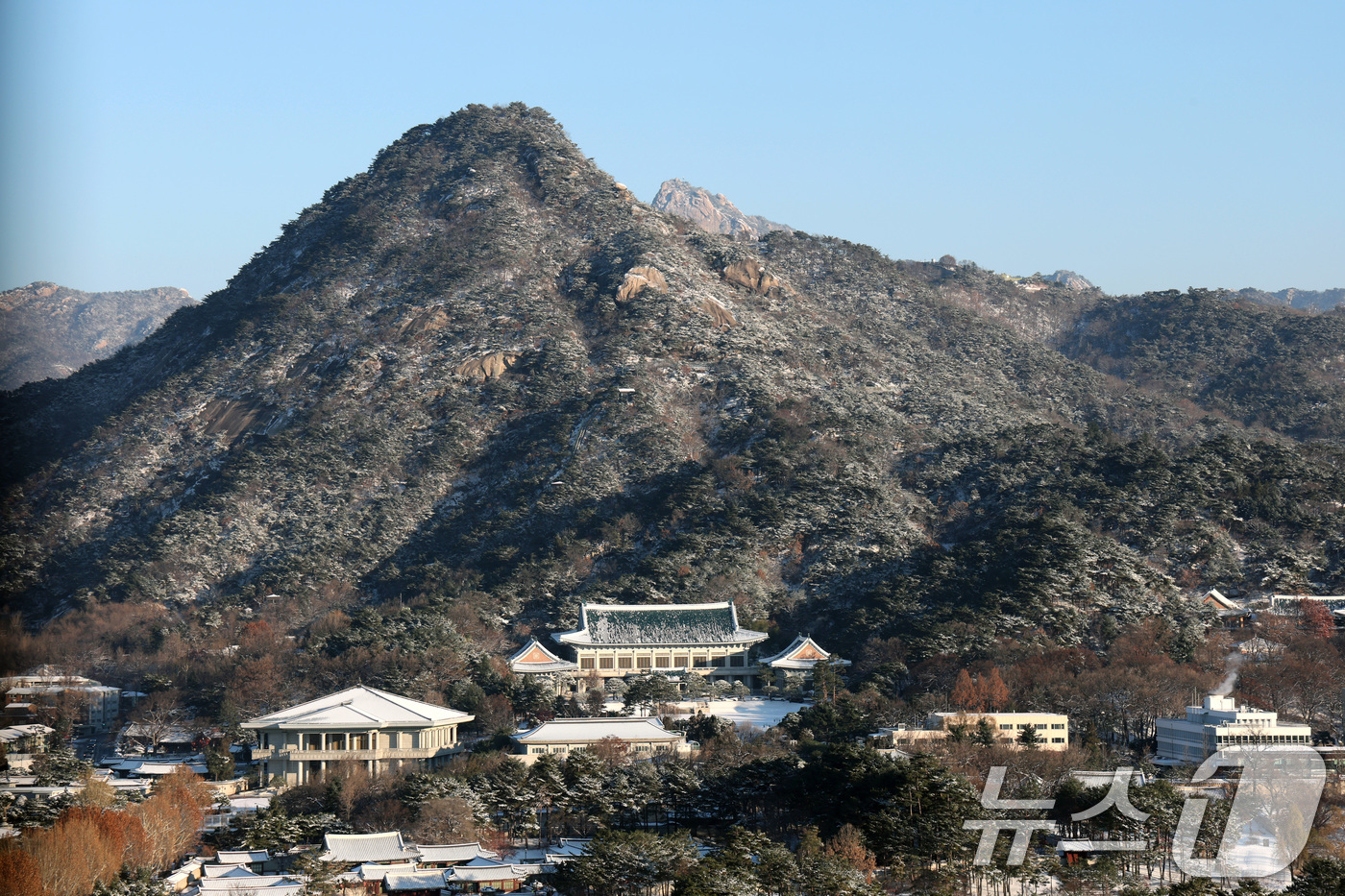 (서울=뉴스1) 임세영 기자 = 5일 서울 종로구 청와대 일대가 밤새 내린 눈으로 하얗게 뒤덮여 있다.  2025.12.5/뉴스1