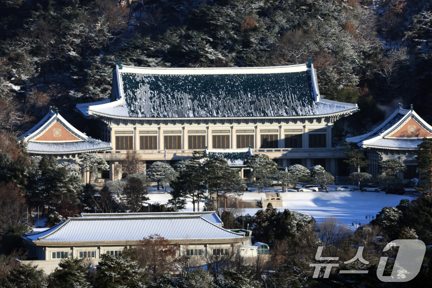 (서울=뉴스1) 임세영 기자 = 5일 서울 종로구 청와대가 밤새 내린 눈으로 하얗게 뒤덮여 있다.  2025.12.5/뉴스1