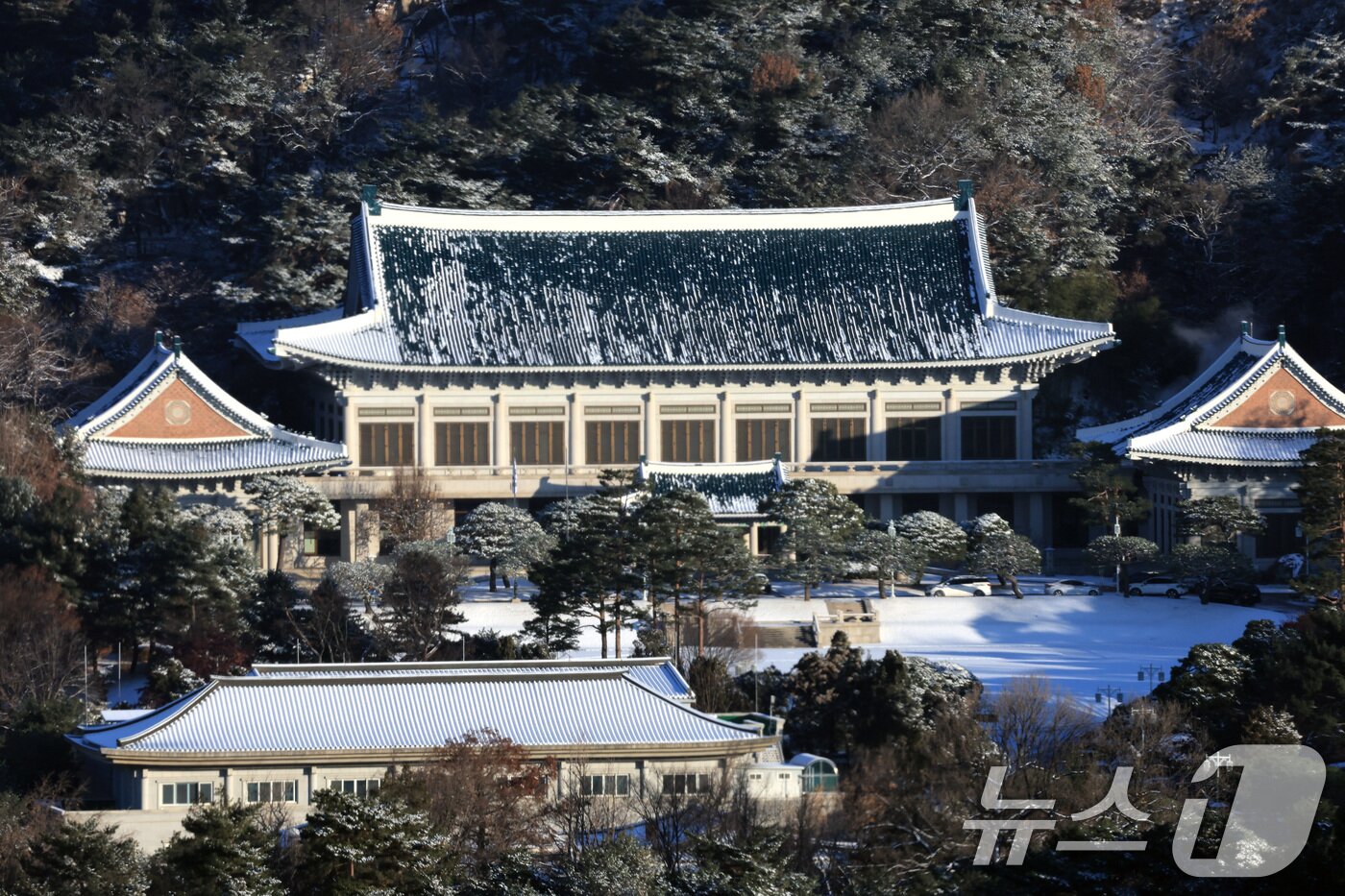본문 이미지 - 5일 서울 종로구 청와대가 밤새 내린 눈으로 하얗게 뒤덮여 있다. 2025.12.5/뉴스1 ⓒ News1 임세영 기자