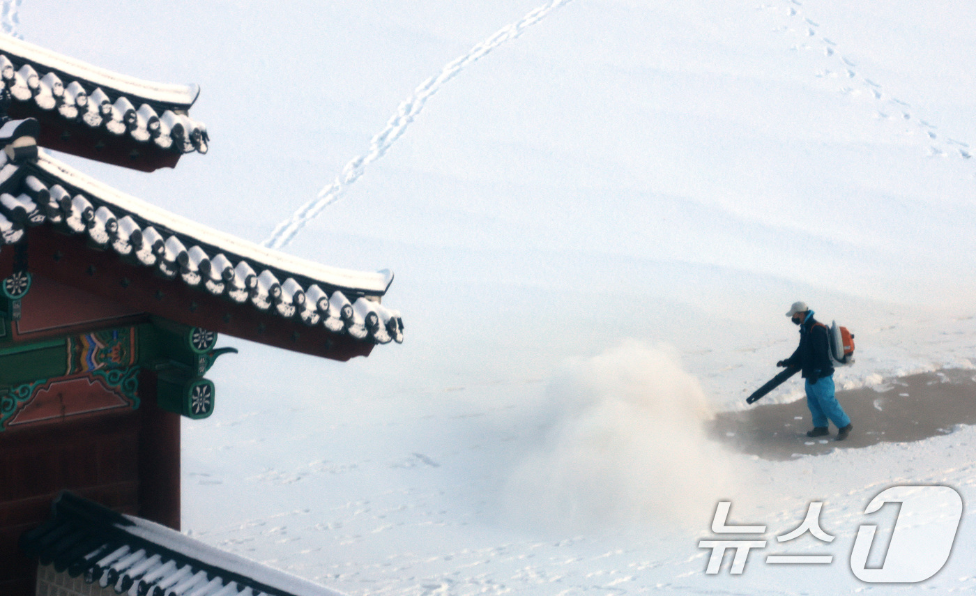 (서울=뉴스1) 임세영 기자 = 5일 서울 종로구 경복궁에서 관계자가 밤새 내린 눈을 치우고 있다. 2025.12.5/뉴스1