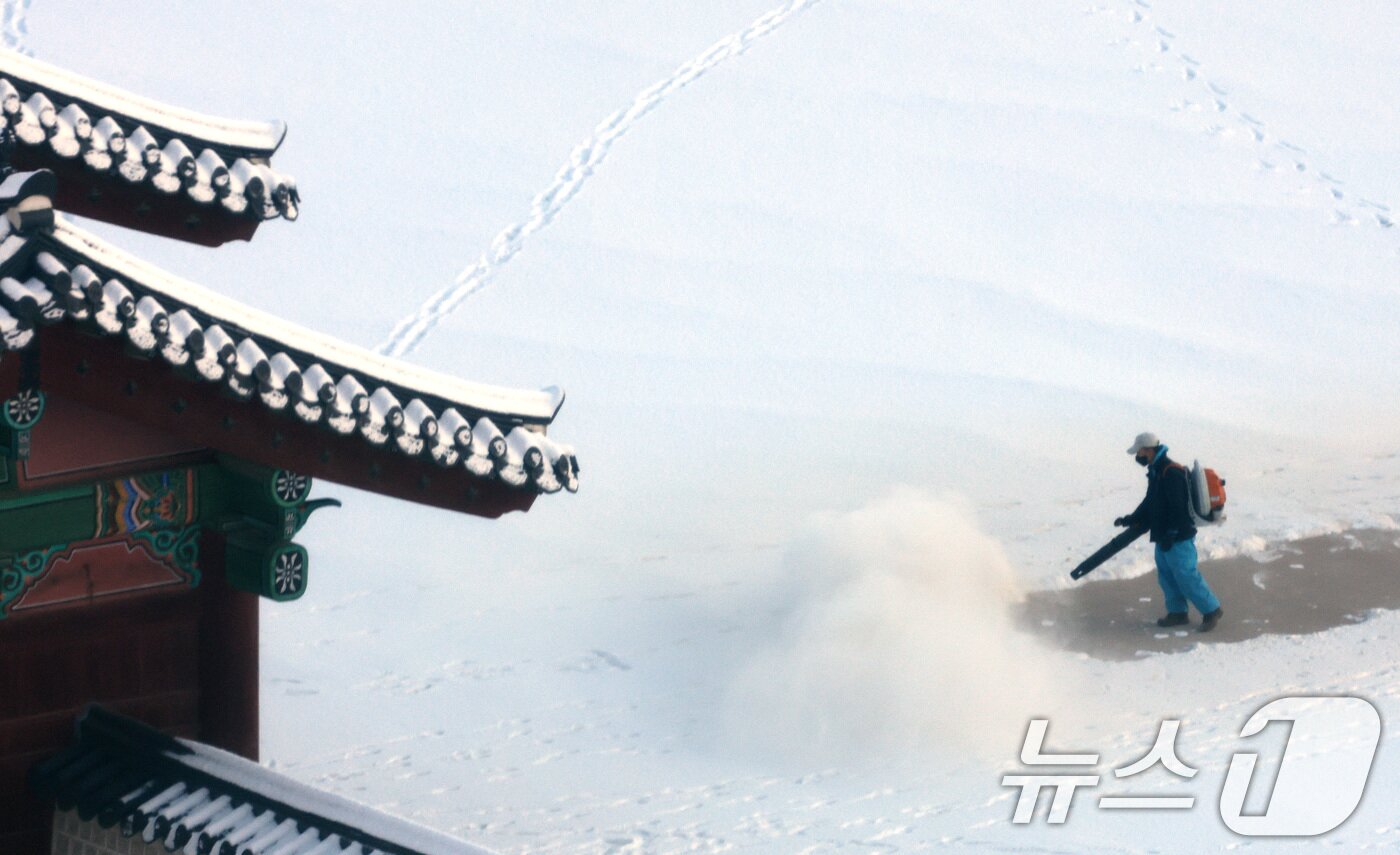 본문 이미지 - 5일 서울 종로구 경복궁에서 관계자가 밤새 내린 눈을 치우고 있다. 2025.12.5/뉴스1 ⓒ News1 임세영 기자