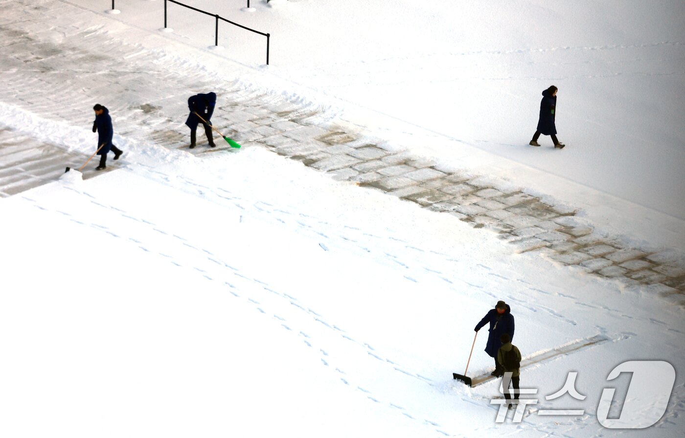 본문 이미지 - 5일 서울 종로구 경복궁에서 관계자들이 밤새 내린 눈을 치우고 있다. 2025.12.5/뉴스1 ⓒ News1 임세영 기자