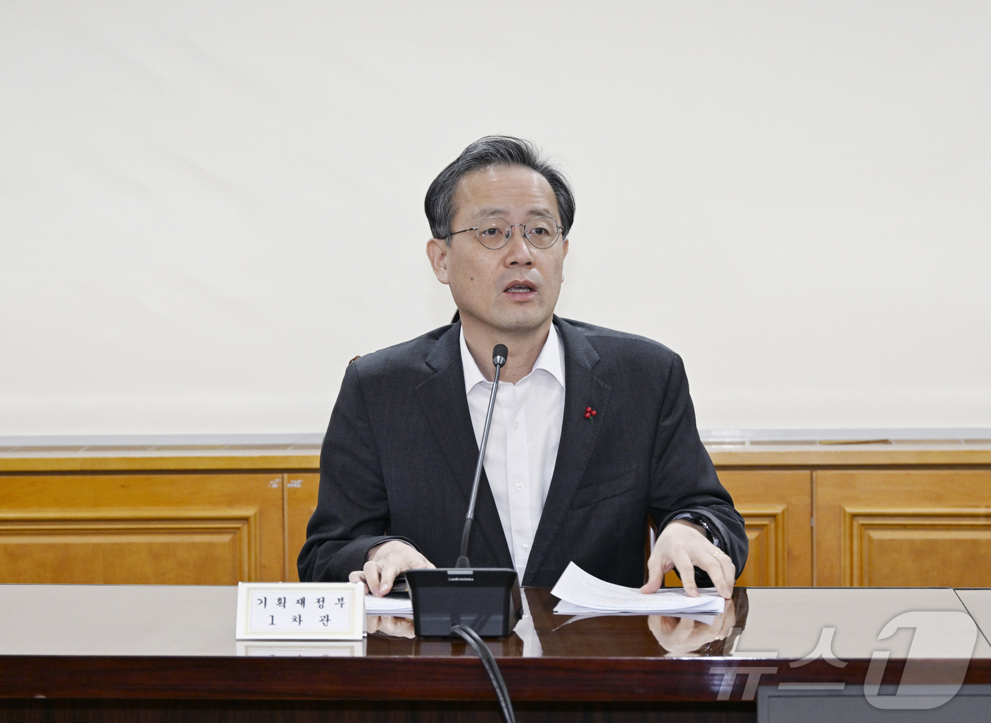 (서울=뉴스1) = 이형일 기획재정부 차관이 5일 오전 서울 중구 은행회관에서 열린 '시장상황점검회의'를 주재하고 있다. (기획재정부 제공. 재판매 및 DB 금지) 2025.12. …