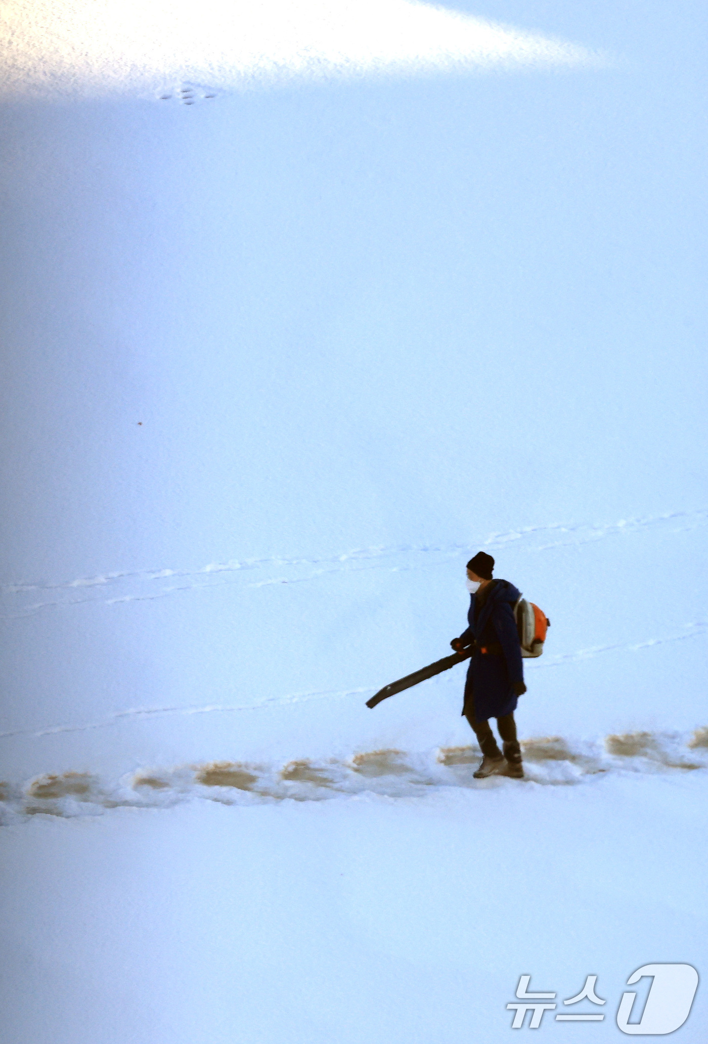 (서울=뉴스1) 임세영 기자 = 5일 서울 종로구 경복궁에서 관계자가 밤새 내린 눈을 치우고 있다. 2025.12.5/뉴스1