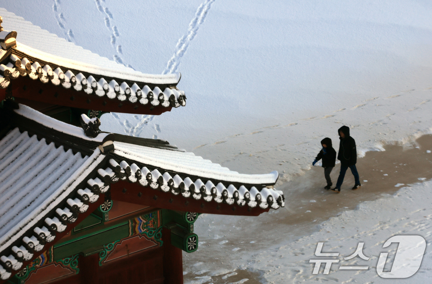 (서울=뉴스1) 임세영 기자 = 5일 서울 종로구 경복궁에서 관광객들이 밤새 내린 눈 사이로 걷고 있다. 2025.12.5/뉴스1