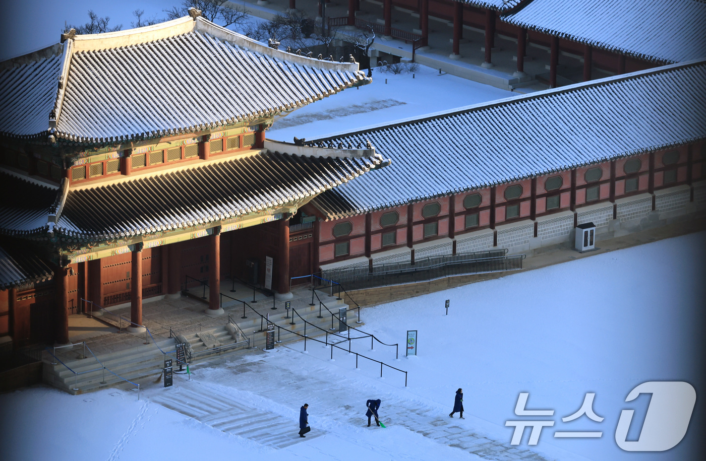 (서울=뉴스1) 임세영 기자 = 5일 서울 종로구 경복궁에서 관계자들이 밤새 내린 눈을 치우고 있다. 2025.12.5/뉴스1