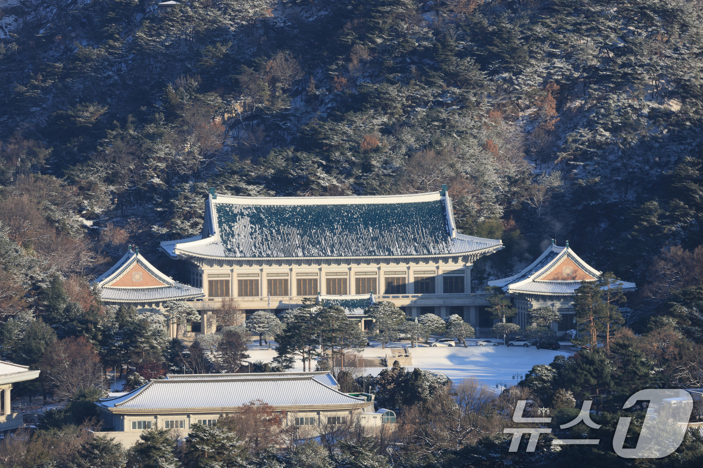 (서울=뉴스1) 임세영 기자 = 5일 서울 종로구 청와대 일대가 밤새 내린 눈으로 하얗게 뒤덮여 있다.  2025.12.5/뉴스1