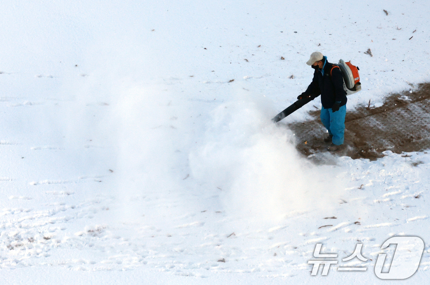 (서울=뉴스1) 임세영 기자 = 5일 서울 종로구 경복궁에서 관계자가 밤새 내린 눈을 치우고 있다. 2025.12.5/뉴스1