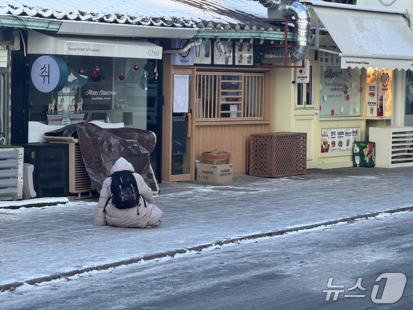 본문 이미지 - 전날&#40;4일&#41; 내린 폭설로 인해 5일 인도가 언 안국역 인근. 2025.12.5/뉴스1 ⓒ News1 권준언 기자