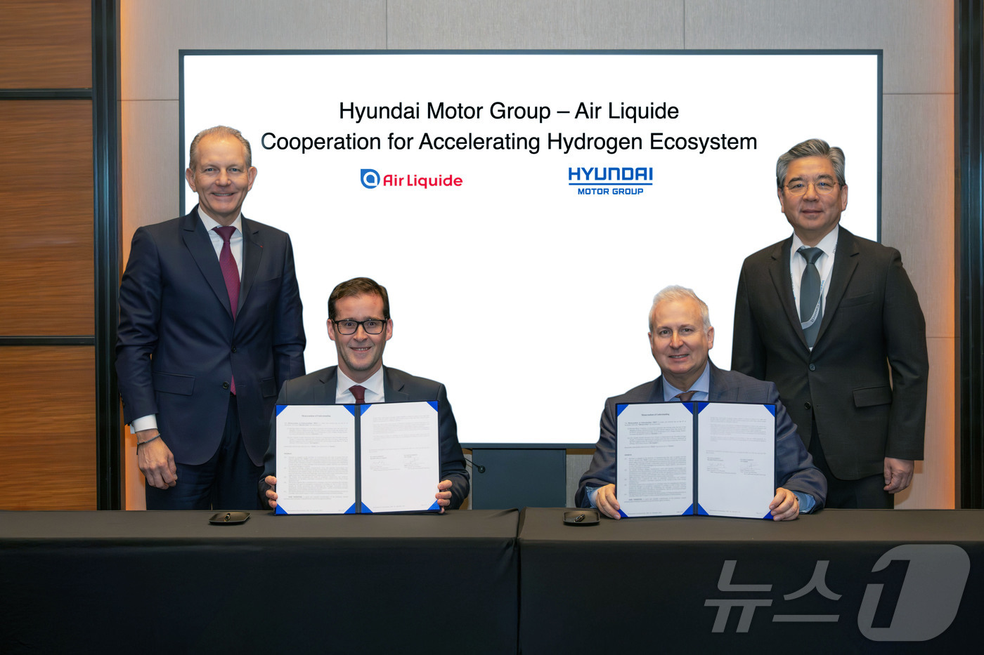 (서울=뉴스1) = 현대자동차그룹과 에어리퀴드는 수소 분야 글로벌 CEO 협의체인 수소위원회의 공동 의장사로서 지난 4일 수소 생태계 확대를 위한 전략적 협력을 체결했다고 5일 밝 …