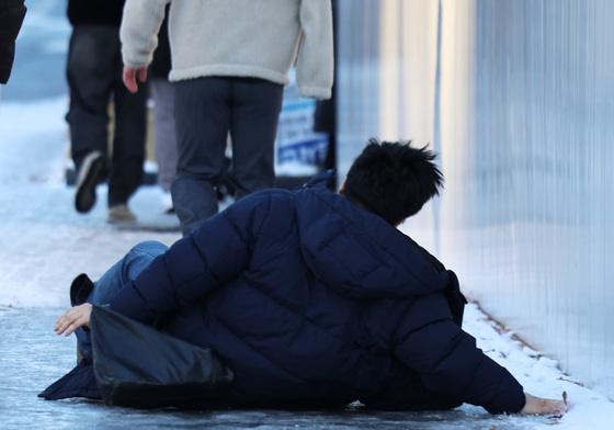 얼어붙은 출근길 '빙판 조심'