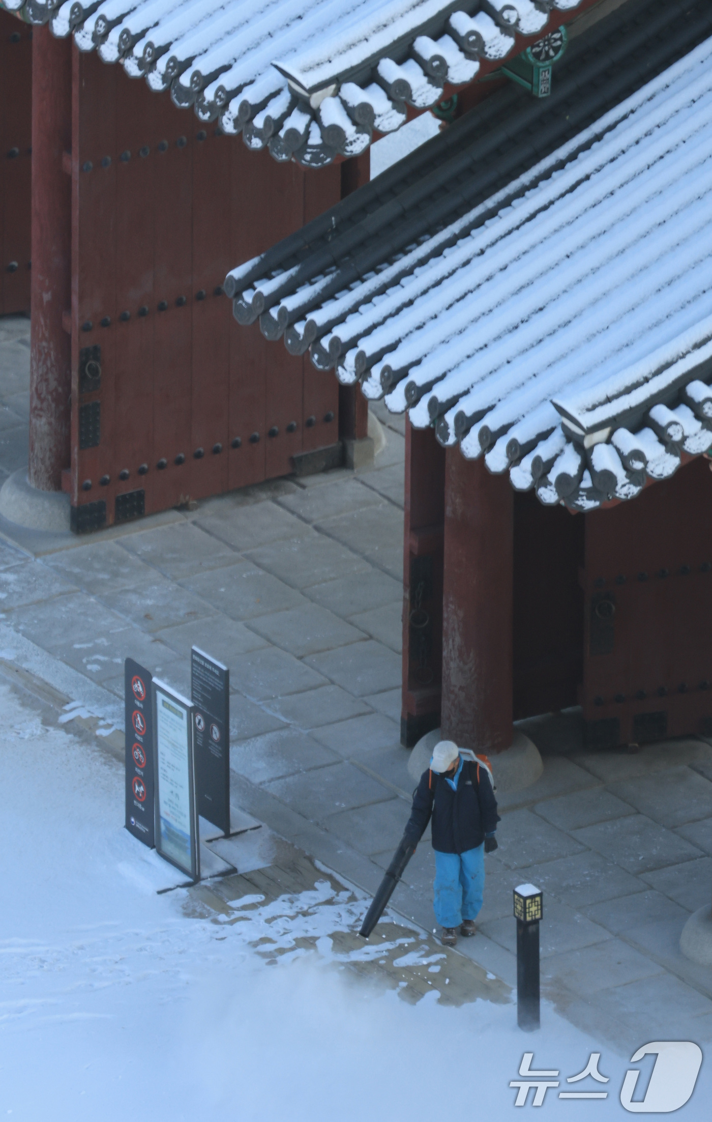 (서울=뉴스1) 임세영 기자 = 5일 서울 종로구 경복궁에서 관계자가 밤새 내린 눈을 치우고 있다. 2025.12.5/뉴스1